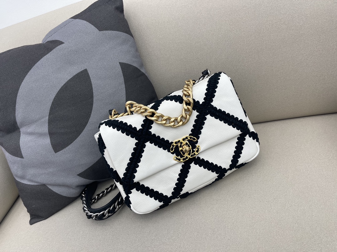 Lambskin 19 Handbag Flap Bag AS1160 Black White